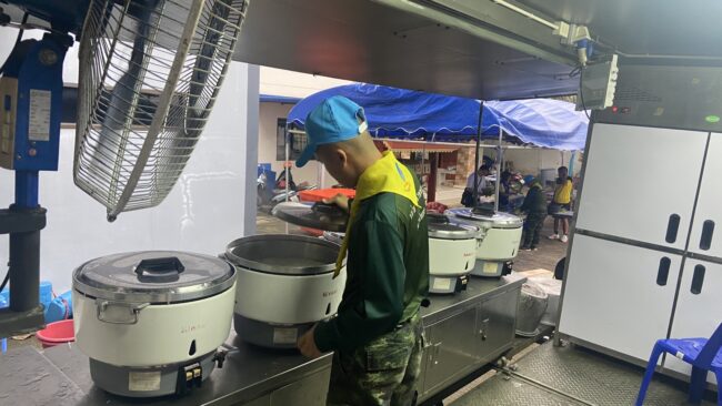 ศูนย์อำนวยการจิตอาสาพระราชทานมณฑลทหารบกที่37 จัดตั้งโรงครัวพระราชทาน เพื่อช่วยเหลือผู้ประสบอุทกภัย ในพื้นที่ อ.แม่สาย จ.เชียงราย