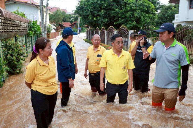 ผู้ว่าราชการจังหวัดสุโขทัย พร้อม รองผู้ว่าราชการจังหวัดสุโขทัย และคณะตรวจพื้นที่บริเวณชุมชนคูหาสุวรรณเนื่องจากมีเหตุน้ำไหลทะลักเข้าท่วมบ้านเรือนประชาชน