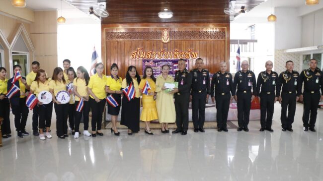 แม่ทัพภาคที่3 รับมอบสิ่งของช่วยเหลือจากกลุ่มพลังมวลชนจ.พิษณุโลก เพื่อบรรเทาผลกระทบจากสถานการณ์ชายแดน ไทย-กัมพูชา