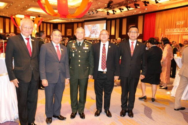 กมธ.การทหารฯ ร่วมงานในวาระครบรอบ 98 ปีการก่อตั้งกองทัพปลดปล่อยประชาชนจีน วันพฤหัสบดีที่ 31 กรกฏาคม 2568 เวลา18.00 นาฬิกา พลเอก สวัสดิ์ ทัศนา ประธานคณะกรรมาธิการการทหารและความมั่นคงของรัฐ วุฒิสภา ว่าที่พันตรี กรพด รุ่งหิรัญวัฒน์ รองประธานคณะกรรมาธิการการทหารฯ คนที่สาม ในฐานะประธานคณะอนุกรรมาธิการด้านกิจการทหาร พลเอก บัณฑิต สุวัฑฒน อนุกรรมาธิการและเลขานุการคณะอนุกรรมาธิการด้านกิจการทหารและนักวิชาการประจำคณะกรรมาธิการ และพลพลโท ไชยสิทธิ์ ตันตยกุล อนุกรรมาธิการด้านกิจการทหาร ได้รับเกียรติและรับเชิญในการเข้าร่วมในวาระครบรอบ 98 ปีการก่อตั้งกองทัพปลดปล่อยประชาชนจีน โดยมีพลตรีจาง หลินฮง ผู้ช่วยทูตฝ่ายทหารประจำสถานเอกอัครราชทูตสาธารณรัฐประชาชนจีนประจำประเทศไทย และคณะเจ้าหน้าที่ฯ ให้การต้อนรับ ณ ห้องแกรนด์บอลรูม โรงแรมแชงกรี-ลา กรุงเทพ ในโอกาสนี้ พลตรี จาง หลินหง ผู้ช่วยทูตฝ่ายทหารสาธารณรัฐประชาชนจีนประจำราชอาณาจักรไทย ได้กล่าวในงานเลี้ยงฉลองครบรอบ 98 ปี การก่อตั้งกองทัพปลดปล่อยประชาชนจีน ดังนี้ กองทัพปลดปล่อยประชาชนจีนเป็นกองทัพของประชาชนที่ก่อตั้งขึ้นและนำโดยพรรคคอมมิวนิสต์จีน ในรอบ 98 ปีที่ผ่านมา กองทัพจีนได้ผ่านร้อนผ่านหนาว และก้าวผ่านสมรภูมิรบและควันไฟของสงครามมาโดยตลอด ผ่านการหล่อหลอมด้วยเลือดและไฟ เติบโตเป็นกองทัพเหล็กกล้าที่เชื่อฟังคำสั่งพรรค สามารถเอาชนะศึกสงครามได้ และมีรูปแบบการต่อสู้ที่ดี ในสถานการณ์ระหว่างประเทศที่เต็มไปด้วยความผันผวนและความสับสนวุ่นวาย กองทัพจีนไม่เพียงแต่เป็นกำแพงเหล็กที่ปกป้องความมั่นคงของชาติเท่านั้น แต่ยังเป็นกำลังสำคัญที่ธำรงไว้ซึ่งสันติภาพของโลกและเป็นหุ้นส่วนสำคัญในการส่งเสริมการพัฒนาของภูมิภาคอย่างมั่นคง กองทัพปลดปล่อยประชาชนจีนเป็นผู้พิทักษ์ของสันติภาพโลก ด้วยความยุติธรรมและด้วยความรับผิดชอบอันเป็นคุณงามความดี ในคัมภีร์จีนโบราณมีคำกล่าวไว้ว่า “แม้ประเทศจะใหญ่โต แต่อาจพินาศได้หากรักสงคราม แม้โลกจะสงบสุข แต่อาจตกอยู่ในอันตรายได้หากลืมสงคราม” ปีนี้ ประเทศจีนได้เฉลิมฉลองวาระครบรอบ 80 ปีแห่งชัยชนะของสงครามต่อต้านฟาสซิสต์โลก ภัยพิบัติจากความขัดแย้งและการเผชิญหน้าระหว่างมหาอำนาจกำลังใกล้เข้ามา เจตนารมณ์ดั้งเดิมของ “การป้องกันคนรุ่นหลังจากภัยพิบัติแห่งสงคราม” เป็นสิ่งที่ควรค่าแก่การจดจำ กองทัพปลดปล่อยประชาชนจีนจะยึดมั่นภารกิจแห่งยุคสมัยใหม่ ใช้ความรับผิดชอบเป็นโล่ป้องกัน ถือการปฏิบัติการเป็นดาบที่มีอานุภาพ และอำนวยการสนับสนุนเชิงยุทธศาสตร์อย่างเข้มแข็งต่อการพัฒนาและสันติภาพของโลก กองทัพปลดปล่อยประชาชนจีนเป็นผู้สนับสนุนต่อความมั่นคงโดยรอบ ใช้แนวคิดใหม่มาส่งเสริมความสงบสันติ กองทัพจีนยึดมั่นในแนวคิดความมั่นคงร่วมกัน ความครอบคลุม ความร่วมมือกัน และความยั่งยืน ปฏิบัติตามข้อริเริ่มด้านความมั่นคงระดับโลกอย่างแข็งขัน เข้าร่วมกิจการความมั่นคงระดับภูมิภาคอย่างรอบด้าน ดำเนินการแลกเปลี่ยนและความร่วมมือทางทหารกับประเทศเพื่อนบ้านอย่างลึกซึ้ง สร้างบทบาทอันสำคัญต่อการรักษาความมั่นคงและเสถียรภาพของภูมิภาคเอเชีย-แปซิฟิก ทั้งนี้ เนื่องจากภูมิภาคเอเชีย-แปซิฟิกไม่ใช่กระดานการเมืองของการแข่งขันเชิงภูมิรัฐศาสตร์ แต่เป็นมาตุภูมิที่มีโชคชะตาร่วมกัน และไม่ใช่เวทีสำหรับมหาอำนาจที่จะแข่งขันกัน หากแต่เป็นเวทีใหญ่ที่มุ่งแสวงหาการพัฒนาร่วมกัน กองทัพจีนยินดีที่จะร่วมมือกับประเทศต่างๆ ในการสร้างสันติภาพและแบ่งปันอนาคตกับทุกประเทศ และมีส่วนร่วมมากขึ้นในการสร้างประชาคมที่มีอนาคตร่วมกันในพื้นที่โดยรอบ กองทัพปลดปล่อยประชาชนจีนเป็นผู้ป้องกันผลประโยชน์ของประเทศ และปกป้องสันติภาพด้วยเลือดเนื้อและเหล็ก ไต้หวันเป็นส่วนหนึ่งของประเทศจีน การแก้ไขปัญหาไต้หวันและบรรลุการรวมชาติของมาตุภูมิให้สมบูรณ์ เป็นความปรารถนาร่วมกันของชาวจีนทุกคนทั้งในและนอกประเทศ การแบ่งแยก “ไต้หวันเอกราช” เป็นอุปสรรคใหญ่ที่สุดต่อการรวมชาติของมาตุภูมิ และเป็นภัยคุกคามร้ายแรงที่ซ่อนเร้นต่อการฟื้นฟูความเจริญรุ่งเรืองของชาติ เราจะไม่ยอมให้บุคคลใด องค์กรใด พรรคการเมืองใด ไม่ว่าเมื่อใด หรือในรูปแบบใด แยกส่วนหนึ่งส่วนใดของดินแดนจีนออกจากประเทศจีนโดยเด็ดขาด กองทัพปลดปล่อยประชาชนจีนมีความมั่นใจและมีความสามารถที่จะทำลายทุกความเพ้อฝันในการแบ่งแยก “ไต้หวันเอกราช” ยืนหยัดปกป้องอธิปไตยและบูรณภาพแห่งดินแดนของชาติอย่างแน่วแน่ ทะเลจีนใต้เป็นบ้านร่วมของประเทศในภูมิภาค สมควรที่จะเป็นทะเลแห่งสันติภาพ ทะเลแห่งมิตรภาพ ทะเลแห่งความร่วมมือ ประเทศจีนจะปฏิบัติตามแนวคิดประชาคมที่มีอนาคตร่วมกันในมหาสมุทรตามที่ประธานาธิบดีสี จิ้นผิง เสนอ อย่างต่อเนื่อง เรียกร้องให้ทุกฝ่ายยืนหยัดการแก้ไขข้อพิพาททางทะเลผ่านการเจรจาแบบทวิภาคี ควบคุมสถานการณ์ทางทะเลผ่านการเจรจาและความร่วมมือ ป้องกันและต่อต้านอิทธิพลภายนอกอย่างเด็ดขาดไม่ให้แทรกแซงและบ่อนทำลายสันติภาพและเสถียรภาพของทะเลจีนใต้ และร่วมกันสร้างระเบียบภูมิภาคผ่านการกำหนดกฎเกณฑ์ กองทัพปลดปล่อยประชาชนจีนจะยืนหยัดเป็น “หลักชัย”แห่งสันติภาพและการพัฒนาของทะเลจีนใต้อย่างแน่วแน่ รวมทั้งยินดีที่จะร่วมมือกับฝ่ายต่างๆ ขับเคลื่อนทะเลจีนใต้ไปสู่ความมั่นคง สันติภาพ และความเจริญรุ่งเรืองอย่างต่อเนื่อง กองทัพปลดปล่อยประชาชนจีนเป็นผู้สนับสนุนของมิตรภาพจีน-ไทย ส่งเสริมมิตรภาพให้ลึกซึ้งยิ่งขึ้นด้วยความร่วมมือ ปีนี้เป็นครบรอบ 50 ปีของการสถาปนาความสัมพันธ์ทางการทูตจีน-ไทย และ “50 ปีทองแห่งมิตรภาพจีน-ไทย” ความสัมพันธ์ระหว่างกองทัพจีนกับกองทัพไทยเป็นส่วนสำคัญของความสัมพันธ์จีน-ไทย ซึ่งมีประวัติศาสตร์อันยาวนานและแน่นแฟ้น ทำให้ความสัมพันธ์ทางทหารระหว่างจีนและไทยแข็งแกร่งขึ้นเรื่อยๆ ตั้งแต่การแลกเปลี่ยนระดับสูงไปจนถึงความร่วมมือเชิงปฏิบัติ ตั้งแต่การฝึกซ้อมรบร่วมไปจนถึงการแลกเปลี่ยนทางเทคนิคทางทหาร เรายืนหยัดเคียงข้างกันเสมอมา ไม่ว่าจะสุขหรือทุกข์ และช่วยเหลือซึ่งกันและกัน กองทัพไทยเป็นพันธมิตรที่น่าไว้เนื้อเชื่อใจของกองทัพจีน ทหารทั้งสองประเทศได้รดน้ำพรวนดินมิตรภาพด้วยหยาดเหงื่อ อธิบายความหมายที่ลึกซึ้งของ “จีนและไทยเป็นครอบครัวเดียวกัน” ด้วยการปฏิบัติการ ในอนาคต เรามุ่งมั่นที่จะเสริมสร้างความไว้วางใจเชิงยุทธศาสตร์ระหว่างสองประเทศ ขยายขอบเขตความร่วมมือให้ลึกซึ้งยิ่งขึ้นอย่างต่อเนื่อง ผลักดันให้ความสัมพันธ์ระหว่างกองทัพทั้งสองฝ่ายเป็น “เครื่องยนต์ใหม่”(new engine) ที่ขับเคลื่อนการสร้างประชาคมที่มีอนาคตร่วมกันระหว่างจีนและไทย และธำรงรักษาไว้ซึ่งเสถียรภาพของภูมิภาค กวีจีนได้กล่าวถึงบทกลอนบทหนึ่งที่ว่า “ดูต้นสนยามพลบค่ำ พวกมันยังคงสงบนิ่งขณะที่เมฆลอยผ่านไป” เมื่อเผชิญกับสถานการณ์ระหว่างประเทศที่ซับซ้อนและเปลี่ยนแปลงไป กองทัพจีนจะนำแนวคิดสร้างกองทัพให้เข้มแข็งรอบด้านของท่านประธานาธิบดีสี จิ้นผิงและจะยึดมั่นในแนวคิดการสร้างประชาคมที่มีอนาคตร่วมกันเพื่อมวลมนุษยชาติ และพร้อมที่จะปฏิบัติภาระหน้าที่ความรับผิดชอบ อำนวยผลความมั่นคงสาธารณะต่อสังคมโลกอย่างต่อเนื่อง พยายามที่จะเสริมสร้างโลกให้มีสันติภาพที่ยั่งยืนและความมั่นคงถ้วนหน้า ประมวลโดย พลโท ไชยสิทธิ์ ตันตยกุล อนุกรรมาธิการด้านกิจการทหาร