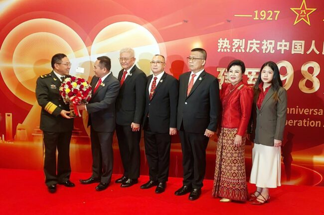 กมธ.การทหารฯ ร่วมงานในวาระครบรอบ 98 ปีการก่อตั้งกองทัพปลดปล่อยประชาชนจีน

วันพฤหัสบดีที่ 31 กรกฏาคม 2568 เวลา18.00 นาฬิกา 
พลเอก สวัสดิ์ ทัศนา ประธานคณะกรรมาธิการการทหารและความมั่นคงของรัฐ วุฒิสภา ว่าที่พันตรี กรพด รุ่งหิรัญวัฒน์ รองประธานคณะกรรมาธิการการทหารฯ คนที่สาม ในฐานะประธานคณะอนุกรรมาธิการด้านกิจการทหาร พลเอก บัณฑิต สุวัฑฒน
อนุกรรมาธิการและเลขานุการคณะอนุกรรมาธิการด้านกิจการทหารและนักวิชาการประจำคณะกรรมาธิการ และพลพลโท ไชยสิทธิ์ ตันตยกุล 
อนุกรรมาธิการด้านกิจการทหาร ได้รับเกียรติและรับเชิญในการเข้าร่วมในวาระครบรอบ 98 ปีการก่อตั้งกองทัพปลดปล่อยประชาชนจีน 

โดยมีพลตรีจาง หลินฮง ผู้ช่วยทูตฝ่ายทหารประจำสถานเอกอัครราชทูตสาธารณรัฐประชาชนจีนประจำประเทศไทย และคณะเจ้าหน้าที่ฯ ให้การต้อนรับ ณ ห้องแกรนด์บอลรูม โรงแรมแชงกรี-ลา กรุงเทพ

ในโอกาสนี้ พลตรี จาง หลินหง ผู้ช่วยทูตฝ่ายทหารสาธารณรัฐประชาชนจีนประจำราชอาณาจักรไทย ได้กล่าวในงานเลี้ยงฉลองครบรอบ 98 ปี การก่อตั้งกองทัพปลดปล่อยประชาชนจีน ดังนี้ 
     กองทัพปลดปล่อยประชาชนจีนเป็นกองทัพของประชาชนที่ก่อตั้งขึ้นและนำโดยพรรคคอมมิวนิสต์จีน ในรอบ 98 ปีที่ผ่านมา กองทัพจีนได้ผ่านร้อนผ่านหนาว และก้าวผ่านสมรภูมิรบและควันไฟของสงครามมาโดยตลอด ผ่านการหล่อหลอมด้วยเลือดและไฟ เติบโตเป็นกองทัพเหล็กกล้าที่เชื่อฟังคำสั่งพรรค สามารถเอาชนะศึกสงครามได้ และมีรูปแบบการต่อสู้ที่ดี ในสถานการณ์ระหว่างประเทศที่เต็มไปด้วยความผันผวนและความสับสนวุ่นวาย กองทัพจีนไม่เพียงแต่เป็นกำแพงเหล็กที่ปกป้องความมั่นคงของชาติเท่านั้น แต่ยังเป็นกำลังสำคัญที่ธำรงไว้ซึ่งสันติภาพของโลกและเป็นหุ้นส่วนสำคัญในการส่งเสริมการพัฒนาของภูมิภาคอย่างมั่นคง 
     กองทัพปลดปล่อยประชาชนจีนเป็นผู้พิทักษ์ของสันติภาพโลก ด้วยความยุติธรรมและด้วยความรับผิดชอบอันเป็นคุณงามความดี ในคัมภีร์จีนโบราณมีคำกล่าวไว้ว่า “แม้ประเทศจะใหญ่โต แต่อาจพินาศได้หากรักสงคราม แม้โลกจะสงบสุข แต่อาจตกอยู่ในอันตรายได้หากลืมสงคราม” ปีนี้ ประเทศจีนได้เฉลิมฉลองวาระครบรอบ 80 ปีแห่งชัยชนะของสงครามต่อต้านฟาสซิสต์โลก ภัยพิบัติจากความขัดแย้งและการเผชิญหน้าระหว่างมหาอำนาจกำลังใกล้เข้ามา เจตนารมณ์ดั้งเดิมของ “การป้องกันคนรุ่นหลังจากภัยพิบัติแห่งสงคราม” เป็นสิ่งที่ควรค่าแก่การจดจำ กองทัพปลดปล่อยประชาชนจีนจะยึดมั่นภารกิจแห่งยุคสมัยใหม่ ใช้ความรับผิดชอบเป็นโล่ป้องกัน ถือการปฏิบัติการเป็นดาบที่มีอานุภาพ และอำนวยการสนับสนุนเชิงยุทธศาสตร์อย่างเข้มแข็งต่อการพัฒนาและสันติภาพของโลก
     กองทัพปลดปล่อยประชาชนจีนเป็นผู้สนับสนุนต่อความมั่นคงโดยรอบ ใช้แนวคิดใหม่มาส่งเสริมความสงบสันติ กองทัพจีนยึดมั่นในแนวคิดความมั่นคงร่วมกัน ความครอบคลุม ความร่วมมือกัน และความยั่งยืน ปฏิบัติตามข้อริเริ่มด้านความมั่นคงระดับโลกอย่างแข็งขัน เข้าร่วมกิจการความมั่นคงระดับภูมิภาคอย่างรอบด้าน ดำเนินการแลกเปลี่ยนและความร่วมมือทางทหารกับประเทศเพื่อนบ้านอย่างลึกซึ้ง สร้างบทบาทอันสำคัญต่อการรักษาความมั่นคงและเสถียรภาพของภูมิภาคเอเชีย-แปซิฟิก ทั้งนี้ เนื่องจากภูมิภาคเอเชีย-แปซิฟิกไม่ใช่กระดานการเมืองของการแข่งขันเชิงภูมิรัฐศาสตร์ แต่เป็นมาตุภูมิที่มีโชคชะตาร่วมกัน และไม่ใช่เวทีสำหรับมหาอำนาจที่จะแข่งขันกัน หากแต่เป็นเวทีใหญ่ที่มุ่งแสวงหาการพัฒนาร่วมกัน กองทัพจีนยินดีที่จะร่วมมือกับประเทศต่างๆ ในการสร้างสันติภาพและแบ่งปันอนาคตกับทุกประเทศ และมีส่วนร่วมมากขึ้นในการสร้างประชาคมที่มีอนาคตร่วมกันในพื้นที่โดยรอบ
     กองทัพปลดปล่อยประชาชนจีนเป็นผู้ป้องกันผลประโยชน์ของประเทศ และปกป้องสันติภาพด้วยเลือดเนื้อและเหล็ก ไต้หวันเป็นส่วนหนึ่งของประเทศจีน การแก้ไขปัญหาไต้หวันและบรรลุการรวมชาติของมาตุภูมิให้สมบูรณ์ เป็นความปรารถนาร่วมกันของชาวจีนทุกคนทั้งในและนอกประเทศ การแบ่งแยก “ไต้หวันเอกราช” เป็นอุปสรรคใหญ่ที่สุดต่อการรวมชาติของมาตุภูมิ และเป็นภัยคุกคามร้ายแรงที่ซ่อนเร้นต่อการฟื้นฟูความเจริญรุ่งเรืองของชาติ เราจะไม่ยอมให้บุคคลใด องค์กรใด พรรคการเมืองใด ไม่ว่าเมื่อใด หรือในรูปแบบใด แยกส่วนหนึ่งส่วนใดของดินแดนจีนออกจากประเทศจีนโดยเด็ดขาด กองทัพปลดปล่อยประชาชนจีนมีความมั่นใจและมีความสามารถที่จะทำลายทุกความเพ้อฝันในการแบ่งแยก “ไต้หวันเอกราช” ยืนหยัดปกป้องอธิปไตยและบูรณภาพแห่งดินแดนของชาติอย่างแน่วแน่
     ทะเลจีนใต้เป็นบ้านร่วมของประเทศในภูมิภาค สมควรที่จะเป็นทะเลแห่งสันติภาพ ทะเลแห่งมิตรภาพ ทะเลแห่งความร่วมมือ ประเทศจีนจะปฏิบัติตามแนวคิดประชาคมที่มีอนาคตร่วมกันในมหาสมุทรตามที่ประธานาธิบดีสี จิ้นผิง เสนอ อย่างต่อเนื่อง เรียกร้องให้ทุกฝ่ายยืนหยัดการแก้ไขข้อพิพาททางทะเลผ่านการเจรจาแบบทวิภาคี ควบคุมสถานการณ์ทางทะเลผ่านการเจรจาและความร่วมมือ ป้องกันและต่อต้านอิทธิพลภายนอกอย่างเด็ดขาดไม่ให้แทรกแซงและบ่อนทำลายสันติภาพและเสถียรภาพของทะเลจีนใต้ และร่วมกันสร้างระเบียบภูมิภาคผ่านการกำหนดกฎเกณฑ์ กองทัพปลดปล่อยประชาชนจีนจะยืนหยัดเป็น “หลักชัย”แห่งสันติภาพและการพัฒนาของทะเลจีนใต้อย่างแน่วแน่ รวมทั้งยินดีที่จะร่วมมือกับฝ่ายต่างๆ ขับเคลื่อนทะเลจีนใต้ไปสู่ความมั่นคง สันติภาพ และความเจริญรุ่งเรืองอย่างต่อเนื่อง
     กองทัพปลดปล่อยประชาชนจีนเป็นผู้สนับสนุนของมิตรภาพจีน-ไทย ส่งเสริมมิตรภาพให้ลึกซึ้งยิ่งขึ้นด้วยความร่วมมือ ปีนี้เป็นครบรอบ 50 ปีของการสถาปนาความสัมพันธ์ทางการทูตจีน-ไทย และ “50 ปีทองแห่งมิตรภาพจีน-ไทย” ความสัมพันธ์ระหว่างกองทัพจีนกับกองทัพไทยเป็นส่วนสำคัญของความสัมพันธ์จีน-ไทย ซึ่งมีประวัติศาสตร์อันยาวนานและแน่นแฟ้น ทำให้ความสัมพันธ์ทางทหารระหว่างจีนและไทยแข็งแกร่งขึ้นเรื่อยๆ ตั้งแต่การแลกเปลี่ยนระดับสูงไปจนถึงความร่วมมือเชิงปฏิบัติ ตั้งแต่การฝึกซ้อมรบร่วมไปจนถึงการแลกเปลี่ยนทางเทคนิคทางทหาร เรายืนหยัดเคียงข้างกันเสมอมา ไม่ว่าจะสุขหรือทุกข์ และช่วยเหลือซึ่งกันและกัน กองทัพไทยเป็นพันธมิตรที่น่าไว้เนื้อเชื่อใจของกองทัพจีน ทหารทั้งสองประเทศได้รดน้ำพรวนดินมิตรภาพด้วยหยาดเหงื่อ อธิบายความหมายที่ลึกซึ้งของ “จีนและไทยเป็นครอบครัวเดียวกัน” ด้วยการปฏิบัติการ ในอนาคต เรามุ่งมั่นที่จะเสริมสร้างความไว้วางใจเชิงยุทธศาสตร์ระหว่างสองประเทศ ขยายขอบเขตความร่วมมือให้ลึกซึ้งยิ่งขึ้นอย่างต่อเนื่อง ผลักดันให้ความสัมพันธ์ระหว่างกองทัพทั้งสองฝ่ายเป็น “เครื่องยนต์ใหม่”(new engine) ที่ขับเคลื่อนการสร้างประชาคมที่มีอนาคตร่วมกันระหว่างจีนและไทย และธำรงรักษาไว้ซึ่งเสถียรภาพของภูมิภาค                                                           
     กวีจีนได้กล่าวถึงบทกลอนบทหนึ่งที่ว่า “ดูต้นสนยามพลบค่ำ พวกมันยังคงสงบนิ่งขณะที่เมฆลอยผ่านไป”   เมื่อเผชิญกับสถานการณ์ระหว่างประเทศที่ซับซ้อนและเปลี่ยนแปลงไป  กองทัพจีนจะนำแนวคิดสร้างกองทัพให้เข้มแข็งรอบด้านของท่านประธานาธิบดีสี จิ้นผิงและจะยึดมั่นในแนวคิดการสร้างประชาคมที่มีอนาคตร่วมกันเพื่อมวลมนุษยชาติ  และพร้อมที่จะปฏิบัติภาระหน้าที่ความรับผิดชอบ  อำนวยผลความมั่นคงสาธารณะต่อสังคมโลกอย่างต่อเนื่อง  พยายามที่จะเสริมสร้างโลกให้มีสันติภาพที่ยั่งยืนและความมั่นคงถ้วนหน้า   
                                                                                                ประมวลโดย พลโท ไชยสิทธิ์ ตันตยกุล 
อนุกรรมาธิการด้านกิจการทหาร