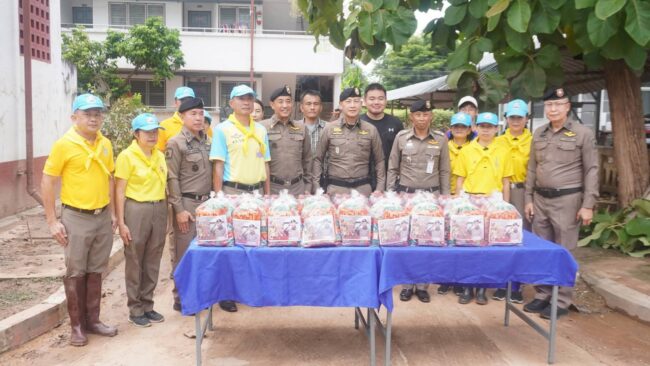 ผบ.ตร. ลงพื้นที่น่าน มอบถุงยังชีพ น้ำดื่ม และเครื่องอุปโภคบริโภค แก่ผู้ประสบภัย และให้กับข้าราชการตำรวจผู้ประสบภัยน้ำท่วม

พล.ต.อ. กิตติ์รัฐ พันธุ์เพ็ชร์ ผู้บัญชาการตำรวจแห่งชาติ ลงพื้นที่น่าน มอบถุงยังชีพ น้ำดื่ม และเครื่องอุปโภคบริโภค แก่ผู้ประสบภัย และให้กับข้าราชการตำรวจผู้ประสบภัยน้ำท่วม โดยกล่าวให้กำลังใจกับพี่น้องประชาชนผู้ประสบภัย พร้อมสั่งการให้ตำรวจ เร่งช่วยเหลือประชาชน ส่งอาหาร น้ำดื่ม น้ำอุปโภค บริโภค ตรวจตรา ดูแลทรัพย์สินของประชาชน โดยเฉพาะบ้านเรือนที่ยังมีน้ำท่วมขังอยู่ โดยมีพล.ต.ต.ดเรศ  กัลยา ผู้บังคับการตำรวจภูธรจังหวัดน่าน และข้าราชการตำรวจในพื้นที่ ให้การต้อนรับ และรายงานสถานการณ์ ผลกระทบจากพายุวิภา

ในการนี้ ผู้บัญชาการตำรวจแห่งชาติ ได้มอบนโยบาย แนวทางปฏิบัติแก่ข้าราชการตำรวจในพื้นที่ ให้เตรียมแผนรับมือ หากเกิดสถานการณ์น้ำท่วมอีก ให้นำข้อมูลสถานการณ์น้ำในครั้งนี้ วางแผนรับมือในแต่ละห้วง อาทิ ก่อนเกิดอุทกภัย ควรแจ้งเตือนประชาสัมพันธ์ในพื้นที่ ลงถึงระดับหมู่บ้านชุมชน โดยเฉพาะหมู่บ้านเสี่ยงภัยน้ำท่วมฉับพลันน้ำป่าไหลหลาก พร้อมเตรียมช่วยเหลือยกของขึ้นที่สูง หรือหากมีการอพยพประชาชนไปยังพื้นที่ปลอดภัย  ระหว่างเกิดภัย เร่งช่วยเหลือประชาชนผู้ประสบภัย อพยพ ส่งอาหาร น้ำดื่ม ตรวจตราดูแลทรัพย์สินของประชาชนโดยเฉพาะหลังคาเรือนที่อพยพ และช่วงน้ำลด เร่งช่วยเหลือประชาชนในการฟื้นฟู กวาด ล้าง ทำความสะอาดบ้านเรือน และสถานที่สาธารณประโยชน์  เป็นต้น เพื่อให้ตำรวจเป็นที่พึ่งของประชาชนในทุกสถานการณ์ ช่วยเหลือประชาชนดุจญาติมิตร

สำหรับความเสียหายของสถานีตำรวจในพื้นที่ พร้อมกับที่พักตำรวจ และข้าวของเครื่องใช้ ให้เร่งสำรวจความเสียหายและรายงานไปที่ส่วนกลาง เพื่อดำเนินการช่วยเหลือตามขั้นตอนต่อไป/บุญยงค์ สดสอาด นายกสมาคมสื่อมวลชนจังหวัดน่าน ร.ต.อ.สถิตย์ ศรีประสม รายงาน