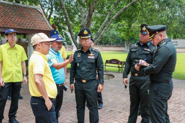 จังหวัดสุโขทัยตรวจพื้นที่เตรียมการรับเสด็จ สมเด็จพระเจ้าลูกยาเธอ เจ้าฟ้าทีปังกรรัศมีโชติ มหาวชิโรตตมางกูร สิริวิบูลยราชกุมาร เสด็จไปทรงทัศนศึกษาในพื้นที่จังหวัดสุโขทัย ณ อุทยานประวัติศาสตร์สุโขทัยตำบลเมืองเก่า อำเภอเมืองสุโขทัย จังหวัดสุโขทัย วันนี้ (1 สิงหาคม 2568) เวลา 11.00 น. ณ กองกำกับการ 6 กองบังคับการฝึกพิเศษ กองบัญชาการตำรวจตระเวนชายแดน ค่ายรามคำแหงมหาราช อำเภอเมืองสุโขทัย จังหวัดสุโขทัย นายนพฤทธิ์ ศิริโกศล ผู้ว่าราชการจังหวัดสุโขทัย เป็นประธานตรวจพื้นที่เตรียมการรับเสด็จ สมเด็จพระเจ้าลูกยาเธอ เจ้าฟ้าทีปังกรรัศมีโชติ มหาวชิโรตตมางกูร สิริวิบูลยราชกุมาร เสด็จไปทรงทัศนศึกษาในพื้นที่จังหวัดสุโขทัย ณ อุทยานประวัติศาสตร์สุโขทัยตำบลเมืองเก่า อำเภอเมืองสุโขทัย จังหวัดสุโขทัย ในวันเสาร์ที่ 2 สิงหาคม 2568 (เป็นการส่วนพระองค์) โดยมี นายสมลักษ์ ยกน้อยวงษ์ รองผู้ว่าราชการจังหวัดสุโขทัย นายธีรยุทธ สำราญทรัพย์ รองผู้ว่าราชการจังหวัดสุโขทัย พันเอกพิทยา ราชะพริ้ง รองผู้อำนวยการรักษาความมั่นคงภายในจังหวัดสุโขทัย (ฝ่ายทหาร) หัวหน้าส่วนราชการ มณฑลทหารบกที่ 39 หน่วยงานและผู้มีส่วนเกี่ยวข้องเข้าร่วมสำรวจพื้นที่ ด้วยสมเด็จพระเจ้าลูกยาเธอ เจ้าฟ้าทีปังกรรัศมีโชติ มหาวชิโรตตมางกูร สิริวิบูลยราชกุมาร เสด็จไปทรงทัศนศึกษาในพื้นที่จังหวัดสุโขทัย ณ อุทยานประวัติศาสตร์สุโขทัยตำบลเมืองเก่า อำเภอเมืองสุโขทัย จังหวัดสุโขทัย ในวันเสาร์ที่ 2 สิงหาคม 2568 (เป็นการส่วนพระองค์) โดยในวันนี้จังหวัดสุโขทัยได้ดำเนินการตรวจพื้นที่เตรียมการรับเสด็จฯ ได้แก่ จุดที่ 1 พระอจนะ วัดศรีชุม , จุดที่ 2 อุทยานประวัติศาสตร์สุโขทัย (พระบรมราชานุสาวรีย์พ่อขุนรามคำแหงมหาราช / วัดมหาธาตุ / วัดศรีสวาย / สถานที่ทรงปลูกต้นรวงผึ้ง ด้านหน้าโรงละครกลางแจ้ง / ห้องรับรองและห้องสรง โรงละครกลางแจ้ง) , จุดที่ 3 พิพิธภัณฑสถานแห่งชาติรามคำแหง และจุดที่ 4โรงแรมศรีวิไล สุโขทัย รีสอร์ท แอนด์ สปา โดยได้ตรวจความพร้อมของจุดต่าง ๆ การปรับปรุงและทำความสะอาด รวมไปถึงจุดพักคอยสำหรับข้าราชการและประชาชน เพื่อให้การรับเสด็จฯ และการถวายความปลอดภัย เป็นไปด้วยความเรียบร้อยและสมพระเกียรติ