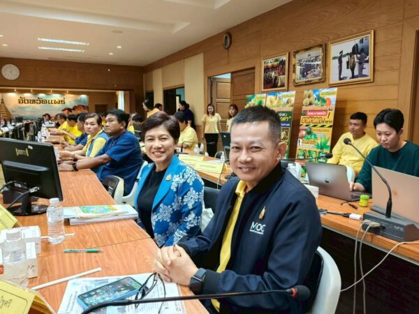 พาณิชย์แพร่!! ร่วมประชุมคณะอนุกรรมาธิการพิจารณาศึกษามาตรการส่งเสริมสินค้าเกษตร ผลไม้ และอาหารแปรรูป เพื่อการส่งออก วันศุกร์ที่ 1 สิงหาคม 2568 เวลา 13.30 น. นายวรวัจน์ เอื้ออภิญญากุล ประธานคณะอนุกรรมาธิการฯลฯ เป็นประธานการประชุมคณะอนุกรรมาธิการการพิจารณาศึกษามาตรการส่งเสริมสินค้าเกษตร ผลไม้และอาหารแปรรูป เพื่อการส่งออก ในคณะกรรมาธิการพาณิชย์และทรัพย์สินทางปัญญา สภาผู้แทนราษฎรโดยจังหวัดแพร่ นายสมชัย เลิศประสิทธิพันธ์ ผู้ว่าราชการจังหวัดแพร่ มอบหมายให้ นายนายชัยสิทธิ์ ชัยสัมฤทธิ์ผล รองผู้ว่าราชการจังหวัดแพร่ กล่าวต้อนรับ และ รศ.ดร.อำไพวรรณ ภราดร์นุวัฒน์ รองประธานอนุกรรมาธิการฯลฯ ท่านที่สอง คณะอนุกรรมาธิการฯลฯ ข้าราชการจากรัฐสภา หัวหน้าส่วนราชการ/สถาบันการศึกษาที่เกี่ยวข้อง ผู้นำองค์ปกครองส่วนท้องถิ่น ผู้ประกอบการรับซื้อผลผลิตเกษตรและแปรรูปฯ เข้าร่วมประชุมด้วย เพื่อให้ข้อมูลในการพิจารณาการขับเคลื่อนและยกระดับสินค้าเกษตรและผลไม้มูลค่าสูง เพื่อพัฒนาและเพิ่มศักยภาพการผลิตสินค้าตลอดจนการถ่ายทอดองค์ความรู้ นวัตกรรมและเทคโนโลยีในการเกษตรเพื่อให้สามารถผลิตและแปรรูปสินค้าให้ตรงกับความต้องการของตลาดและผู้บริโภค รวมถึงข้อมูลอื่น ๆ ที่เกี่ยวข้องในภาพรวมและในพื้นที่จังหวัดแพร่ ทั้งนี้ นายศุภสัณห์ ศิลป์ชูศรี พาณิชย์จังหวัดแพร่ และนางสาวปัทมาวดี ศรีเจริญนักวิชาการพาณิชย์ชำนาญการพิเศษ หัวหน้ากลุ่มทะเบียนธุรกิจและอำนวยความสะดวกทางการค้า พร้อมด้วยข้าราชการและเจ้าหน้าที่ได้เข้าร่วมประชุมเพื่ออำนวยความสะดวกในการจัดประชุมดังกล่าวด้วยให้เรียบร้อยด้วย ณ ห้องประชุมจดหมายเหตุ ชั้น 2 ศาลากลางจังหวัดแพร่ (อาคาร 2)