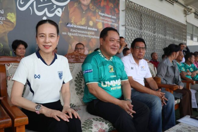 “มาดามแป้ง” เยือนปัตตานี! ร่วมเปิดแมตช์ประวัติศาสตร์ “ทวี-ศอ.บต.-ผู้ว่าฯ” หนุนลูกหนังชายแดนใต้ก้าวไกล

วันนี้ (2 สิงหาคม 2568) ที่ สนามกีฬากลางจังหวัดปัตตานี หรือ “เรนโบว์ สเตเดียม” เต็มไปด้วยบรรยากาศแห่งความคึกคัก เมื่อ พันตำรวจเอก ทวี สอดส่อง รัฐมนตรีว่าการกระทรวงยุติธรรม เป็นประธานเปิดการแข่งขันฟุตบอลกระชับมิตรสุดพิเศษระหว่าง การท่าเรือ FC และ ปัตตานี FC ท่ามกลางการตอบรับอย่างอบอุ่นของแฟนบอลในพื้นที่

ไฮไลต์สำคัญของงานคือการปรากฏตัวของ “มาดามแป้ง” นางนวลพรรณ ล่ำซำ นายกสมาคมกีฬาฟุตบอลแห่งประเทศไทยฯ ที่นำทีมการท่าเรือฯ ซึ่งเพิ่งคว้าแชมป์ระดับภูมิภาค PIALA Presiden 2025 เดินทางมาอุ่นเครื่องกับทีมเจ้าบ้านที่เพิ่งก้าวสู่ลีก T2 อย่างสง่างาม

ในการนี้ พันตำรวจเอก ทวี สอดส่อง รมว.ยุติธรรม กล่าวขอบคุณมาดามแป้งที่ไม่เพียงนำทีมใหญ่มาเยือน แต่ยังสะท้อนความตั้งใจร่วมกันในการยกระดับฟุตบอลชายแดนใต้ พร้อมเปิดใจถึงความกังวลของผู้ใหญ่ในพื้นที่เกี่ยวกับค่าใช้จ่ายในการเดินทางของทีมปัตตานี FC ในการลงแข่งขันลีก T2 

ภายในงานยังมีข่าวดีว่า มีผู้ใหญ่ใจดีในวงการกีฬาได้มอบเงินสนับสนุนจำนวน 10 ล้านบาท ให้แก่ทีมปัตตานี FC เพื่อเป็นทุนสำคัญในการพัฒนาและเตรียมพร้อมสู่ความสำเร็จในอนาคต โดย รัฐมนตรีว่าการกระทรวงยุติธรรม ย้ำว่า หากได้รับการสนับสนุนที่ต่อเนื่อง ปัตตานี FC มีศักยภาพพอที่จะเลื่อนชั้นขึ้นสู่ ไทยลีก 1 (T1) ได้ภายใน 1-2 ปี

การจัดแมตช์กระชับมิตรครั้งนี้ไม่เพียงเป็นเกมกีฬา แต่ยังสะท้อนพลังแห่งความหวังและศักยภาพของเยาวชนในพื้นที่ 3 จังหวัดชายแดนใต้ โดยมีบุคคลสำคัญร่วมให้กำลังใจ อาทิ พันตำรวจโท วรรณพงษ์ คชรักษ์ เลขาธิการ ศอ.บต. นางพาตีเมาะ สะดียามู ผู้ว่าราชการจังหวัดปัตตานี รวมถึงส่วนราชการในพื้นที่มากมาย 

แมตช์ประวัติศาสตร์ในครั้งนี้ จึงถือเป็นอีกก้าวสำคัญของวงการฟุตบอลชายแดนใต้ ที่เต็มไปด้วยพลัง ความฝัน และอนาคตที่สดใส