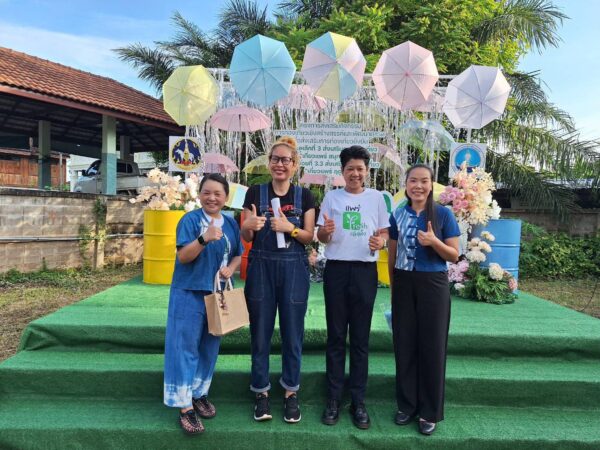 พาณิชย์แพร่ !! เข้าร่วมงานมอบรางวัลการประกวดภาพถ่าย "แพร่ เฟรชเจ่นเน้อ" 
..........................
      วันเสาร์ที่ 2 สิงหาคม 2568  เวลา 18.30 น. นายสมชัย เลิศประสิทธิพันธ์ ผู้ว่าราชการจังหวัดแพร่ มอบหมายให้นายคุณากร  คชหิรัญ รองผู้ว่าราชการจังหวัดแพร่ เป็นประธานพิธีมอบรางวัลการประกวดภาพถ่าย "แพร่ เฟรชเจ่นเน้อ" เพื่อเผยแพร่ ความสดชื่น ในฤดูฝนของจังหวัดแพร่ ที่เป็นช่วงเวลาประทับใจในการออกไปเดินทางท่องเที่ยวและดึงดูด
ความสนใจของนักเดินทางที่มองหาสถานที่พักผ่อนในช่วงฤดูฝน เพื่อกระตุ้นการท่องเที่ยวในช่วงฤดูกาล Green Season ของจังหวัดแพร่ ณ บริเวณสี่แยกบ้านวงศ์บุรี กาดกองเก่า ตำบลในเวียง อำเภอเมืองแพร่ จังหวัดแพร่
       ในการนี้ นายศุภสัณห์ ศิลป์ชูศรี พาณิชย์จังหวัดแพร่ มอบหมายให้นางสาวทัศยาพร  เวียงวุธ นักวิชาการพาณิชย์ชำนาญการ  และนางสาวพิริยากร  จาติ้ง เจ้าหน้าที่โครงการร่วมค้าฯ กลุ่มส่งเสริมการประกอบธุรกิจการค้าและการตลาด เข้าร่วมกิจกรรมดังกล่าวด้วย 