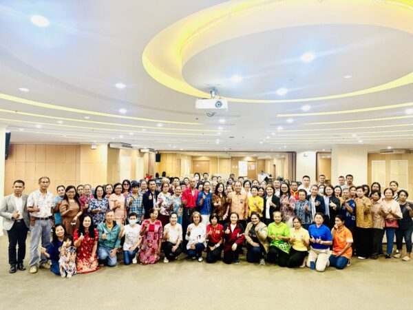 ผู้แสวงบุญชาวพุทธ ฯ รุ่น 2 เตรียมความพร้อม ก่อนเดินทางสู่ประเทศ อินเดีย–เนปาล เรียนรู้ สถานที่สำคัญทางพระพุทธศาสนา 

วันนี้ (3 สิงหาคม 2568) ที่ ห้องประชุมชั้น 2 ศูนย์ราชการจังหวัดชายแดนภาคใต้ อำเภอเมือง จังหวัดยะลา ดร.นพ.สมหมาย บุญเกลี้ยง ผู้ช่วยเลขาธิการศูนย์อำนวยการบริหารจังหวัดชายแดนภาคใต้ (ศอ.บต.) เป็นประธานพิธีเปิดการปฐมนิเทศกิจกรรม ส่งเสริมคนดีมีคุณธรรมในพื้นที่จังหวัดชายแดนภาคใต้ เดินทางไปปฏิบัติธรรมและศึกษาแหล่งสังเวชนียสถาน 4 ตำบล ณ ประเทศอินเดียและเนปาล ประจำปี 2568

ดร.นพ.สมหมาย บุญเกลี้ยง ผู้ช่วยเลขาธิการ ศอ.บต. กล่าวว่า ศอ.บต. ซึ่งมีภารกิจหน้าที่ในการ กำกับดูแลจังหวัดชายแดนภาคใต้ ตาม พ.ร.บ. การบริหารราชการจังหวัดชายแดนภาคใต้ พ.ศ. 2553 เน้นการพัฒนา เพื่อยกระดับคุณภาพชีวิตและสร้างสังคมสงบสุข จึงต้องให้ความสำคัญกับประชาชนทุก เชื้อชาติ ศาสนา ไม่ว่าจะคนกลุ่มใหญ่หรือกลุ่มน้อยในพื้นที่ ทั้งคนนับถือศาสนาพุทธ ศาสนาอิสลาม ศาสนาคริสต์ หรือคนไทยเชื้อสายจีน ด้วยการส่งเสริม สนับสนุน การจัดกิจกรรมตามอัตลักษณ์ ประเพณี วัฒนธรรม และศาสนาของทุกกลุ่มคนในพื้นที่อย่างเท่าเทียม เสมอภาค เพื่อให้ทุกกลุ่มคน อยู่ร่วมกันอย่างมีความสุข มีความรัก ความสามัคคี และสร้างขวัญกำลังใจให้กับพุทธศาสนิกชนในพื้นที่ ได้มีโอกาสครั้งนึงในชีวิต เดินทางไปปฏิบัติธรรม ณ สถานที่ตามพุทธประวัติ และที่สำคัญนำหลักคำสอนศาสนามาประยุกต์ใช้ในการดำรงชีวิต 

สำหรับครั้งนี้มีผู้เข้าร่วมจำนวน 200 คน ประกอบด้วยประชาชนผู้ได้รับผลกระทบจากสถานการณ์ความไม่สงบ กลุ่มฐานะยากจนตามเกณฑ์ จปฐ. กลุ่มเปราะบางและด้อยโอกาสทางสังคม ผู้สูงอายุ บุคคลทั่วไปในพื้นที่เสี่ยงภัยตามฐานข้อมูลของ กอ.รมน.ภาค 4 สน. รวมถึงผู้ทำคุณประโยชน์ต่อการแก้ไขปัญหาและพัฒนาพื้นที่จังหวัดชายแดนภาคใต้ ตลอดจนเจ้าหน้าที่อำนวยความสะดวก ซึ่งมีกำหนดเดินทางระหว่างวันที่ 10–20 สิงหาคม 2568 นี้ 