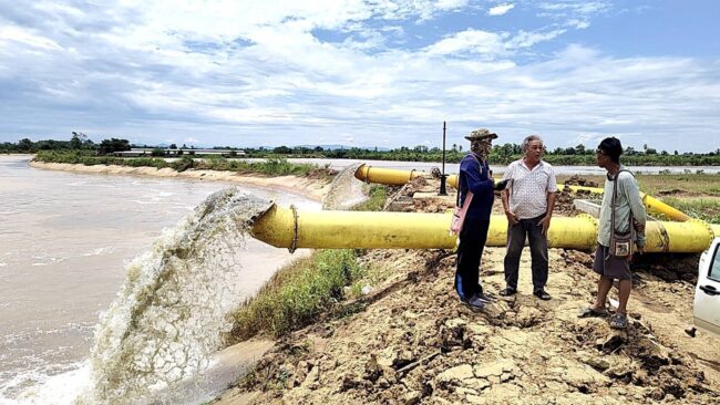 อบต.คลองมะพลับ ติดเครื่องสูบน้ำ จาก ชลประทานสำนักทึ่ 4 จ.กำแพงเพชร และชลประทานสำนักที่3 จ.พิษณุโลก เพื่อช่วยเหลือพี่น้องชาวนา "คนรากหญ้า" ในพื้นทึ่นาข้าวจมเสียหายกว่าหลายพันไร่ ! .. เมื่อวันเสาร์ที่ 2 สิงหาคม 2568 นายอินเจน การชะนะ นายกองค์การบริหารส่วนตำบลคลองมะพลับ อำเภอศรีนคร จังหวัดสุโขทัย ลงพื้นที่ดูคันคลอง ยม-น่าน หรือคลองน้ำไหลพร้อมทั้งประสานเติมน้ำมันเครื่อง ท่อสูบขนาด 24 นิ้ว จากชลประทานสำนักที่ 4.กำแพงเพชร และ หน้า 42 นิ้ว จากชลประทานสำนักที่ 3 พิษณุโลก เพื่อประสาน เติมน้ำมัน ติดเครื่องสูบน้ำช่วยระบายน้ำคลองปู ของสาขา ออกคลอง.ยม.น่านอย่างรวดเร็ว ติดเครื่อต่อทั้งสองเครื่องดำเนินการต่อไป 