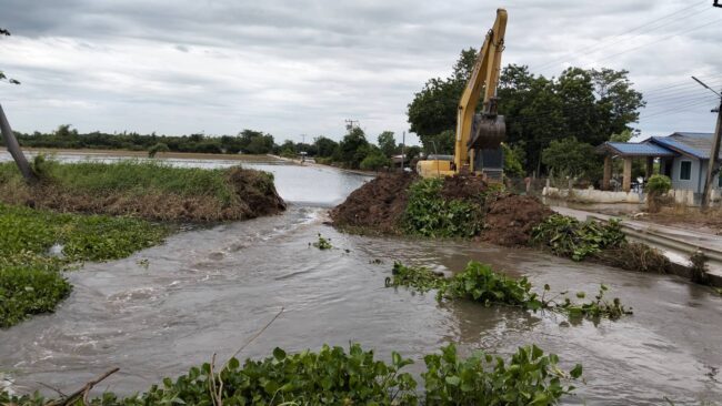 ตำบลคลองมะพลับ  เริ่มกลับเข้าสู่โหมดปกติ !  เปิดทำนบคันคลองปู.จำนวน 5 จุด...วันนี้ที่ 4 สิงหาคม 2568 นายอินเจน  การชนะ  นายกองค์การบริหารส่วตำบลคลองมะพลับ อำเภอศรีนคร จังหวัดสุโขทัย พร้อทส่วนที่เกี่ยวข้อง เปิดทำนบคันคลองปู จำนวน 5 จุด เพื่อให้น้ำระบายลงคลองใส้ไก่ ที่เชื่อมคลองปู และใช้เครื่องสูบน้ำของ.กรมชลประทาน สูบน้ำลงคลอง ยม-   น่าน หรือชื่อเดิมคลองน้ำไหล.ที่เชื่อ กับคลองปู เพื่อให้น้ำแห้งไวขึ้นและประชาชนจะได้เข้าบ้านของตนเอง และ ลดพื้นที่ที่การเกษตรจเสียหายน้อยลง 