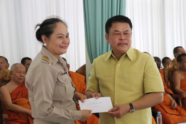 “สุพิศ พิทักษ์ธรรม” ทำบุญใหญ่ วันเกิดครบ 60 ปี นิมนต์พระสงฆ์ 60 รูป อุทิศส่วนกุศลแด่บรรพบุรุษ พร้อมมอบทุนการศึกษาสามเณร 66 รูป ด้าน รมช.มหาดไทย ร่วมอวยพรขอให้เป็นที่พึ่งของชาวสงขลาตลอดไป

วันนี้ (4 สิงหาคม 2568) ที่ วัดปะโอ อำเภอสิงหนคร จังหวัดสงขลา นายสุพิศ พิทักษ์ธรรม นายกองค์การบริหารส่วนจังหวัดสงขลา จัดพิธีทำบุญใหญ่เนื่องในโอกาสวันคล้ายวันเกิดครบรอบ 60 ปี บรรยากาศเป็นไปอย่างอบอุ่นและสมเกียรติ โดยมีบุคคลสำคัญจากหลากหลายวงการเข้าร่วมแสดงความยินดีอย่างคับคั่ง

ภายในงานได้รับเกียรติจากนายเดชอิศม์ ขาวทอง รัฐมนตรีช่วยว่าการกระทรวงมหาดไทย พร้อมด้วยนางสาวสุภาพร กำเนิดผล สมาชิกสภาผู้แทนราษฎร จังหวัดสงขลา เขต 6 เข้าร่วมพิธีทำบุญและร่วมอวยพรวันเกิด โดยมีคณะผู้บริหาร ข้าราชการ สมาชิกสภา อบจ.สงขลา และแขกผู้มีเกียรติเข้าร่วมในงานคับคั่ง

ขณะที่นายเดชอิศม์  ขาวทองรัฐมนตรีช่วยว่าการกระทรวงมหาดไทย กล่าวอวยพรว่า วันนี้ถือเป็นวันสำคัญอีกวันหนึ่งซึ่งเป็นวันเกิดของนายกอบจ. สงขลา  ผมเชื่อว่าท่านจะเป็นนักการเมืองดาวเด่น ทั้งประสบการณ์และความสามารถ ขออวยพรให้ ”นายกสุพิศ“ มีสุขภาพร่างกายแข็งแรงทั้งสุขภาพกายสุขภาพใจสิ่งศักดิ์สิทธิ์ คุ้มครองปลอดภัย เป็นที่พึ่งของพี่น้องชาวสงขลาตลอดไป

ในโอกาสอันเป็นมงคลนี้ นายสุพิศ พิทักษ์ธรรม ได้นิมนต์พระสงฆ์จำนวน 60 รูป เพื่อประกอบพิธีเจริญพระพุทธมนต์ และสวดเจริญอายุวัฒนมงคล พร้อมทั้งอุทิศส่วนกุศลให้แก่บรรพบุรุษที่ล่วงลับไปแล้ว

ด้านนายสุพิศ  เปิดเผยว่า ขอบคุณท่านรัฐมนตรีช่วยมหาดไทยที่ให้เกียรติในวันสำคัญของผมในวันนี้ซึ่งเป็นวันสำคัญสำหรับชีวิตของผู้ชายหนึ่งคนที่ดำรงตนมาจนอายุครบ 60 ปีในวันนี้ขอบคุณเพื่อนญาติมิตรสหายทุกท่าน ผมมีความตั้งใจว่าหากครบ 60 ปีจะทำบุญใหญ่ วันนี้จึงถือเป็นโอกาสที่ดีที่ได้ทำตามที่ตั้งใจ ซึ่งความตั้งใจของตน อยากเอาประสบการณ์ที่สั่งสมมาเพื่อมาพัฒนาบ้านเกิดของตนเองและอยากเห็นสงขลาของเราพัฒนาก้าวหน้าอย่างยั่งยืนทั้งเรื่องแพขนานยนต์ ด้านกีฬา อาชีพ รายได้ และอีกหลายเรื่องที่ตั้งใจจะขับเคลื่อนให้ได้ในวาระที่ตนดำรงตำแหน่งนายกองค์การบริหารส่วนจังหวัดสงขลา เพื่อชาวสงขลาอย่างแท้จริง และต้องขอบคุณพี่น้องประชาชนชาวสงขลาขอให้สิ่งศักดิ์สิทธิ์ทั้งหลายช่วยดลบันดาลให้ทุกท่าน จงมีความสุขประสบความสำเร็จร่างกายแข็งแรง และเป็นกำลังใจให้กันและกันตลอดไป

นอกจากนี้ ยังได้มีการมอบทุนการศึกษาแก่สามเณรจำนวน 66 รูป ถือเป็นครั้งแรกที่มีการจัดกิจกรรมในลักษณะนี้ในงานวันคล้ายวันเกิด พร้อมทั้งมอบปัจจัยจำนวน 10,000 บาท เพื่อบำรุงวัดปะโอ อีกด้วย

ขณะที่นายนิพนธ์ บุญญามณี อดีตรัฐมนตรีช่วยว่าการกระทรวงมหาดไทย แม้จะไม่สามารถเข้าร่วมงานได้ด้วยตนเอง แต่ได้มอบหมายตัวแทนเข้าร่วมแสดงความยินดี พร้อมนำแจกันดอกไม้มาร่วมอวยพร

ภายในงานยังมีบุคคลสำคัญจากหลายภาคส่วน อาทิ พลตำรวจโทสาคร ทองมุณี อดีตนายกเทศมนตรีนครหาดใหญ่ เข้าร่วมแสดงความยินดีอีกด้วย สะท้อนให้เห็นถึงความรัก ความศรัทธา และความเคารพที่ผู้คนมีต่อนายสุพิศ พิทักษ์ธรรม อย่างล้นหลาม…//