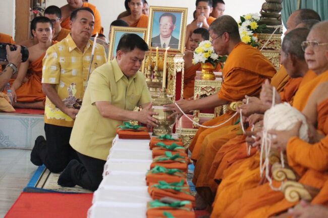 “สุพิศ พิทักษ์ธรรม” ทำบุญใหญ่ วันเกิดครบ 60 ปี นิมนต์พระสงฆ์ 60 รูป อุทิศส่วนกุศลแด่บรรพบุรุษ พร้อมมอบทุนการศึกษาสามเณร 66 รูป ด้าน รมช.มหาดไทย ร่วมอวยพรขอให้เป็นที่พึ่งของชาวสงขลาตลอดไป

วันนี้ (4 สิงหาคม 2568) ที่ วัดปะโอ อำเภอสิงหนคร จังหวัดสงขลา นายสุพิศ พิทักษ์ธรรม นายกองค์การบริหารส่วนจังหวัดสงขลา จัดพิธีทำบุญใหญ่เนื่องในโอกาสวันคล้ายวันเกิดครบรอบ 60 ปี บรรยากาศเป็นไปอย่างอบอุ่นและสมเกียรติ โดยมีบุคคลสำคัญจากหลากหลายวงการเข้าร่วมแสดงความยินดีอย่างคับคั่ง

ภายในงานได้รับเกียรติจากนายเดชอิศม์ ขาวทอง รัฐมนตรีช่วยว่าการกระทรวงมหาดไทย พร้อมด้วยนางสาวสุภาพร กำเนิดผล สมาชิกสภาผู้แทนราษฎร จังหวัดสงขลา เขต 6 เข้าร่วมพิธีทำบุญและร่วมอวยพรวันเกิด โดยมีคณะผู้บริหาร ข้าราชการ สมาชิกสภา อบจ.สงขลา และแขกผู้มีเกียรติเข้าร่วมในงานคับคั่ง

ขณะที่นายเดชอิศม์  ขาวทองรัฐมนตรีช่วยว่าการกระทรวงมหาดไทย กล่าวอวยพรว่า วันนี้ถือเป็นวันสำคัญอีกวันหนึ่งซึ่งเป็นวันเกิดของนายกอบจ. สงขลา  ผมเชื่อว่าท่านจะเป็นนักการเมืองดาวเด่น ทั้งประสบการณ์และความสามารถ ขออวยพรให้ ”นายกสุพิศ“ มีสุขภาพร่างกายแข็งแรงทั้งสุขภาพกายสุขภาพใจสิ่งศักดิ์สิทธิ์ คุ้มครองปลอดภัย เป็นที่พึ่งของพี่น้องชาวสงขลาตลอดไป

ในโอกาสอันเป็นมงคลนี้ นายสุพิศ พิทักษ์ธรรม ได้นิมนต์พระสงฆ์จำนวน 60 รูป เพื่อประกอบพิธีเจริญพระพุทธมนต์ และสวดเจริญอายุวัฒนมงคล พร้อมทั้งอุทิศส่วนกุศลให้แก่บรรพบุรุษที่ล่วงลับไปแล้ว

ด้านนายสุพิศ  เปิดเผยว่า ขอบคุณท่านรัฐมนตรีช่วยมหาดไทยที่ให้เกียรติในวันสำคัญของผมในวันนี้ซึ่งเป็นวันสำคัญสำหรับชีวิตของผู้ชายหนึ่งคนที่ดำรงตนมาจนอายุครบ 60 ปีในวันนี้ขอบคุณเพื่อนญาติมิตรสหายทุกท่าน ผมมีความตั้งใจว่าหากครบ 60 ปีจะทำบุญใหญ่ วันนี้จึงถือเป็นโอกาสที่ดีที่ได้ทำตามที่ตั้งใจ ซึ่งความตั้งใจของตน อยากเอาประสบการณ์ที่สั่งสมมาเพื่อมาพัฒนาบ้านเกิดของตนเองและอยากเห็นสงขลาของเราพัฒนาก้าวหน้าอย่างยั่งยืนทั้งเรื่องแพขนานยนต์ ด้านกีฬา อาชีพ รายได้ และอีกหลายเรื่องที่ตั้งใจจะขับเคลื่อนให้ได้ในวาระที่ตนดำรงตำแหน่งนายกองค์การบริหารส่วนจังหวัดสงขลา เพื่อชาวสงขลาอย่างแท้จริง และต้องขอบคุณพี่น้องประชาชนชาวสงขลาขอให้สิ่งศักดิ์สิทธิ์ทั้งหลายช่วยดลบันดาลให้ทุกท่าน จงมีความสุขประสบความสำเร็จร่างกายแข็งแรง และเป็นกำลังใจให้กันและกันตลอดไป

นอกจากนี้ ยังได้มีการมอบทุนการศึกษาแก่สามเณรจำนวน 66 รูป ถือเป็นครั้งแรกที่มีการจัดกิจกรรมในลักษณะนี้ในงานวันคล้ายวันเกิด พร้อมทั้งมอบปัจจัยจำนวน 10,000 บาท เพื่อบำรุงวัดปะโอ อีกด้วย

ขณะที่นายนิพนธ์ บุญญามณี อดีตรัฐมนตรีช่วยว่าการกระทรวงมหาดไทย แม้จะไม่สามารถเข้าร่วมงานได้ด้วยตนเอง แต่ได้มอบหมายตัวแทนเข้าร่วมแสดงความยินดี พร้อมนำแจกันดอกไม้มาร่วมอวยพร

ภายในงานยังมีบุคคลสำคัญจากหลายภาคส่วน อาทิ พลตำรวจโทสาคร ทองมุณี อดีตนายกเทศมนตรีนครหาดใหญ่ เข้าร่วมแสดงความยินดีอีกด้วย สะท้อนให้เห็นถึงความรัก ความศรัทธา และความเคารพที่ผู้คนมีต่อนายสุพิศ พิทักษ์ธรรม อย่างล้นหลาม…//