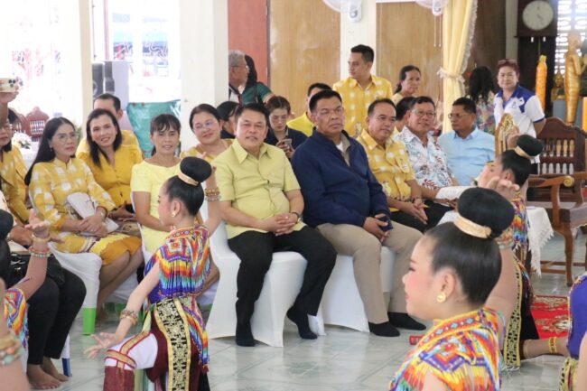 “สุพิศ พิทักษ์ธรรม” ทำบุญใหญ่ วันเกิดครบ 60 ปี นิมนต์พระสงฆ์ 60 รูป อุทิศส่วนกุศลแด่บรรพบุรุษ พร้อมมอบทุนการศึกษาสามเณร 66 รูป ด้าน รมช.มหาดไทย ร่วมอวยพรขอให้เป็นที่พึ่งของชาวสงขลาตลอดไป

วันนี้ (4 สิงหาคม 2568) ที่ วัดปะโอ อำเภอสิงหนคร จังหวัดสงขลา นายสุพิศ พิทักษ์ธรรม นายกองค์การบริหารส่วนจังหวัดสงขลา จัดพิธีทำบุญใหญ่เนื่องในโอกาสวันคล้ายวันเกิดครบรอบ 60 ปี บรรยากาศเป็นไปอย่างอบอุ่นและสมเกียรติ โดยมีบุคคลสำคัญจากหลากหลายวงการเข้าร่วมแสดงความยินดีอย่างคับคั่ง

ภายในงานได้รับเกียรติจากนายเดชอิศม์ ขาวทอง รัฐมนตรีช่วยว่าการกระทรวงมหาดไทย พร้อมด้วยนางสาวสุภาพร กำเนิดผล สมาชิกสภาผู้แทนราษฎร จังหวัดสงขลา เขต 6 เข้าร่วมพิธีทำบุญและร่วมอวยพรวันเกิด โดยมีคณะผู้บริหาร ข้าราชการ สมาชิกสภา อบจ.สงขลา และแขกผู้มีเกียรติเข้าร่วมในงานคับคั่ง

ขณะที่นายเดชอิศม์  ขาวทองรัฐมนตรีช่วยว่าการกระทรวงมหาดไทย กล่าวอวยพรว่า วันนี้ถือเป็นวันสำคัญอีกวันหนึ่งซึ่งเป็นวันเกิดของนายกอบจ. สงขลา  ผมเชื่อว่าท่านจะเป็นนักการเมืองดาวเด่น ทั้งประสบการณ์และความสามารถ ขออวยพรให้ ”นายกสุพิศ“ มีสุขภาพร่างกายแข็งแรงทั้งสุขภาพกายสุขภาพใจสิ่งศักดิ์สิทธิ์ คุ้มครองปลอดภัย เป็นที่พึ่งของพี่น้องชาวสงขลาตลอดไป

ในโอกาสอันเป็นมงคลนี้ นายสุพิศ พิทักษ์ธรรม ได้นิมนต์พระสงฆ์จำนวน 60 รูป เพื่อประกอบพิธีเจริญพระพุทธมนต์ และสวดเจริญอายุวัฒนมงคล พร้อมทั้งอุทิศส่วนกุศลให้แก่บรรพบุรุษที่ล่วงลับไปแล้ว

ด้านนายสุพิศ  เปิดเผยว่า ขอบคุณท่านรัฐมนตรีช่วยมหาดไทยที่ให้เกียรติในวันสำคัญของผมในวันนี้ซึ่งเป็นวันสำคัญสำหรับชีวิตของผู้ชายหนึ่งคนที่ดำรงตนมาจนอายุครบ 60 ปีในวันนี้ขอบคุณเพื่อนญาติมิตรสหายทุกท่าน ผมมีความตั้งใจว่าหากครบ 60 ปีจะทำบุญใหญ่ วันนี้จึงถือเป็นโอกาสที่ดีที่ได้ทำตามที่ตั้งใจ ซึ่งความตั้งใจของตน อยากเอาประสบการณ์ที่สั่งสมมาเพื่อมาพัฒนาบ้านเกิดของตนเองและอยากเห็นสงขลาของเราพัฒนาก้าวหน้าอย่างยั่งยืนทั้งเรื่องแพขนานยนต์ ด้านกีฬา อาชีพ รายได้ และอีกหลายเรื่องที่ตั้งใจจะขับเคลื่อนให้ได้ในวาระที่ตนดำรงตำแหน่งนายกองค์การบริหารส่วนจังหวัดสงขลา เพื่อชาวสงขลาอย่างแท้จริง และต้องขอบคุณพี่น้องประชาชนชาวสงขลาขอให้สิ่งศักดิ์สิทธิ์ทั้งหลายช่วยดลบันดาลให้ทุกท่าน จงมีความสุขประสบความสำเร็จร่างกายแข็งแรง และเป็นกำลังใจให้กันและกันตลอดไป

นอกจากนี้ ยังได้มีการมอบทุนการศึกษาแก่สามเณรจำนวน 66 รูป ถือเป็นครั้งแรกที่มีการจัดกิจกรรมในลักษณะนี้ในงานวันคล้ายวันเกิด พร้อมทั้งมอบปัจจัยจำนวน 10,000 บาท เพื่อบำรุงวัดปะโอ อีกด้วย

ขณะที่นายนิพนธ์ บุญญามณี อดีตรัฐมนตรีช่วยว่าการกระทรวงมหาดไทย แม้จะไม่สามารถเข้าร่วมงานได้ด้วยตนเอง แต่ได้มอบหมายตัวแทนเข้าร่วมแสดงความยินดี พร้อมนำแจกันดอกไม้มาร่วมอวยพร

ภายในงานยังมีบุคคลสำคัญจากหลายภาคส่วน อาทิ พลตำรวจโทสาคร ทองมุณี อดีตนายกเทศมนตรีนครหาดใหญ่ เข้าร่วมแสดงความยินดีอีกด้วย สะท้อนให้เห็นถึงความรัก ความศรัทธา และความเคารพที่ผู้คนมีต่อนายสุพิศ พิทักษ์ธรรม อย่างล้นหลาม…//