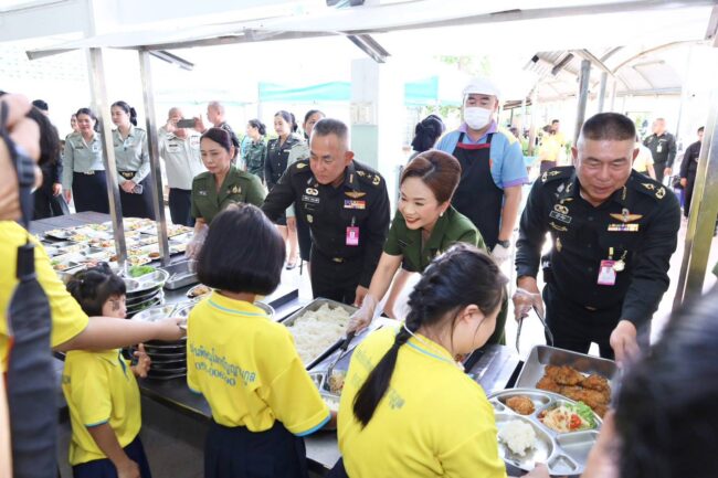 พิษณุโลก พลโท กิตติพงษ์ แจ่มสุวรรณ แม่ทัพภาคที่ 3 พร้อมด้วย พันเอกหญิง สุชาดา แจ่มสุวรรณ ประธานสมาคมแม่บ้านกองทัพบก สาขากองทัพภาคที่ 3 นำศิษย์เก่าโรงเรียนนายร้อยพระจุลจอมเกล้าในพื้นที่จังหวัดพิษณุโลก จัดกิจกรรมบำเพ็ญสาธารณประโยชน์ ณ โรงเรียนปัญญานุกูลพิษณุโลก อำเภอเมือง จังหวัดพิษณุโลก เนื่องในโอกาสวันสถาปนาโรงเรียนนายร้อยพระจุลจอมเกล้า ครบรอบปีที่ 138 โดยคณะผู้บังคับบัญชา ข้าราชการ และสมาชิกสมาคมแม่บ้าน ทบ. สาขา กองทัพภาคที่ 3 ได้ร่วมกันจัดกิจกรรมมอบสิ่งของที่จำเป็น อาทิ เครื่องอุปโภคบริโภค และสิ่งของใช้ส่วนบุคคล ให้แก่เด็กนักเรียนที่มีความต้องการพิเศษ พร้อมดนตรีจากดุริยางค์มณฑลทหารบกที่ 39 เพื่อส่งเสริมคุณภาพชีวิตและสร้างขวัญกำลังใจ หนึ่งภารกิจด้านจิตอาสา ที่กองทัพภาคที่ 3 ดำเนินการอย่างต่อเนื่อง ซึ่งสร้างความสัมพันธ์อันดีระหว่างหน่วยทหารกับชุมชน และตอกย้ำบทบาทของกองทัพบกในการสนับสนุนสังคมในทุกมิติอีกด้วยปรีชา นุตจรัส รายงานข่าวพิษณุโลก