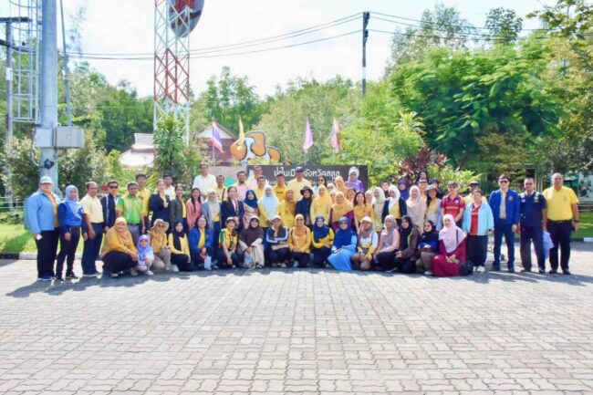 สตูล ศรชล ขับเคลื่อนโครงการ "องค์ความรู้ทะเลและมหาสมุทร และผลประโยชน์ของชาติทางทะเล สู่การเรียนการสอนในสถานศึกษาของจังหวัดชายทะเลฝั่งอันดามัน"
          วันนี้ 4 สิงหาคม 2568 ที่สตารินทร์ รีสอร์ท ตำบลพิมาน อำเภอเมืองสตูล จังหวัดสตูล พลเรือโทสุวัจ ดอนสกุล ผอ.ศรชล.ภาค 3 มอบหมายให้ นาวาเอกแสนย์ไท บัวเนียม รอง ผอ.ศูนย์อำนวยการรักษาผลประโยชน์ของชาติทางทะเลจังหวัดสตูล (ศรชล.จว.สตูล) เป็นประธานเปิดโครงการขับเคลื่อนองค์ความรู้ทางทะเลและมหาสมุทร และผลประโยชน์ของชาติทางทะเล สู่การเรียนการสอนในสถานศึกษาของจังหวัดชายทะเลฝั่งอันดามัน ซึ่งโครงการนี้เป็นการขับเคลื่อน ฯ ร่วมกันระหว่าง สำนักงานศึกษาธิการจังหวัดสตูล” รุ่นที่ 1 ประจำปี 2568 โดยมีคณะผู้บริหารจากสำนักงานศึกษาธิการจังหวัดสตูล หัวหน้าส่วนราชการ ครู และเจ้าหน้าที่ที่เกี่ยวข้อง เข้าร่วมกิจกรรม
        สำหรับกิจกรรมในครั้งนี้ ถือเป็นการจัดอบรม รุ่นที่ 1 โดยมีเป้าหมายเพื่อเสริมสร้างความรู้ ความเข้าใจเชิงลึกด้านทรัพยากรทางทะเล สิ่งแวดล้อมทางชายฝั่ง และบทบาทของประเทศไทยในการพิทักษ์ผลประโยชน์แห่งชาติทางทะเล โดยมีครูและบุคลากรจากสถานศึกษาทั่วจังหวัดสตูล จำนวน 100 คน เข้าร่วมการอบรมผ่านทั้งภาคทฤษฎีและภาคปฏิบัติ ประกอบด้วย การบรรยายพิเศษจากวิทยากรผู้ทรงคุณวุฒิ ส่วนภาคปฏิบัติ ผู้เข้าร่วมจะได้ลงพื้นที่ศึกษาระบบนิเวศชายฝั่งและทรัพยากรทางทะเล ณ ศูนย์อนุรักษ์ทรัพยากรป่าชายเลนที่ 24 (ตำมะลัง สตูล) รวมถึงการสัมผัสประสบการณ์ตรงที่ท่าเรือตำมะลัง อำเภอเมืองสตูล เพื่อให้ครูสามารถนำประสบการณ์และองค์ความรู้ที่ได้รับไปต่อยอดในการเรียนการสอน กิจกรรมในวันนี้ประกอบด้วยการบรรยายหัวข้อภัยคุกคามต่อความมั่นคงทางทะเล โดย นาวาเอกแสนย์ไท บัวเนียม รอง ผอ.ศรชล.จว.สตูล  / การบรรยายหัวข้อ การรักษาผลประโยชน์ของชาติทางทะเล โดย นาวาเอกรัฐพล แก้วกระจาย หน.ศคท.ศรชล.จว.สตูล (ศูนย์ควบคุมความมั่นคงท่าเรือ จว.สตูล) และ น.ส.อรุณี แสงหยีง
ผู้อำนวยการศูนย์อนุรักษ์ทรัพยากรทางทะเลจังหวัดสตูลการบรรยายหัวข้อการอนุรักษ์ทรัพยากรทางทะเลและชายฝั่ง และ การเยี่ยมชมและศึกษาเรียนรู้ธรรมชาติของป่าชายเลน ณ ศูนย์อนุรักษ์ทรัพยากรป่าชายเลนที่ 24 ต.ตำมะลัง จังหวัดสตูล 
           ทั้งนี้ ศรชล.จังหวัดสตูล และสำนักงานศึกษาธิการจังหวัดสตูล มุ่งหวังให้กิจกรรมดังกล่าวช่วยเสริมสร้างจิตสำนึกให้แก่ครูและเยาวชนไทย ในการเห็นคุณค่าและร่วมกันอนุรักษ์ทรัพยากรทางทะเลอันเป็นสมบัติของชาติ ตลอดจนมีส่วนร่วมในการปกป้องผลประโยชน์ของประเทศอย่างยั่งยืนต่อไป
นิตยา แสงมณี // ผู้สื่อข่าวภูมิภาคประจำสตูล

