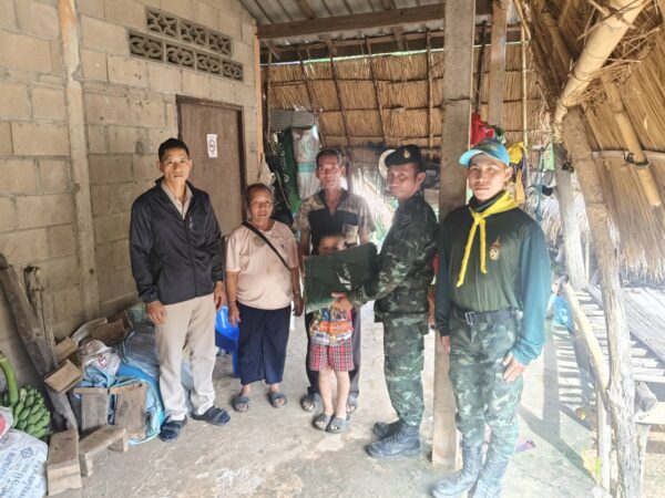 # ภารกิจ ศูนย์ประสานงานโครงการอันเนื่องมาจากพระราชดำริ เขตพื้นที่ มทบ.37 ประจำวันที่ 4 ส.ค.68 ***************************** มทบ.37 โดย ศปร.เขตพื้นที่ มทบ.37 ดำเนินงานโครงการอันเนื่องมาจากพระราชดำริ ดังนี้ 1.ชป.ประสานการคุ้มครองป้องกันชุมชน บ.ห้วยหยวกป่าโซ เวลา 0800 ร.อ.จรัญ นาคจาด หน.ชป.ประสานการคุ้มครองป้องกันชุมชน บ.ห้วยหยวกป่าโซ พร้อมเจ้าหน้าที่ และราษฎรในพื้นที่ ร่วมกิจกรรมการปลูกฝังอุดมการณ์ความรักชาติ ร้องเพลงเคารพธงชาติไทย. ในการนี้ได้ร่วมพบปะราษฎรในบริเวณสถานีฯ เวลา 1000 จัดกำลังพลจิตอาสา ร่วมกับนายสรุพันธุ์ วัฒนปัญญานนท์ ตำแหน่งผู้ช่วยกลุ่มงานบริหารทั่วไป มอบผ้าห่มกันหนาวให้กับเด็กนักเรียนเรียนดี มีความประพฤติดี มีฐานะยากจนในพื้นที่โครง การฯ ด.ช.เก้า มาเยอะ, ด.ช.ปิติชา มาเยอะและ ้ด.ช.ทวี มาเยอะ เพื่อบรรเทาความเดือดร้อน และความอบอุ่นกายใจ และเสริมสร้างความสัมพันธ์ที่ดีต่อชุมชน ****************************** 2.ชป.ประสานการคุ้มครองและป้องกันชุมชน โครงการบ้านเล็กในป่าใหญ่ บ.ห้วยหญ้าไซ เวลา 0930 ร.ท.พัฒน์ธนะ ศรีเทพธำรงค์ หน.ชป.ประสานการคุ้มครองและป้องกันชุมชน บ.ห้วยหญ้าไซ ร่วมการประชุมหัวหน้าส่วนราชการ และการประชุมคณะกรรมการบริหารงานอำเภอแบบบูรณาการ (ก.บ.อ.) อำเภอแม่สรวย ประจำเดือนสิงหาคม 2568 ครั้งที่ 8/2568 ณ ห้องประชุม ที่ว่าการอำเภอแม่สรวย จว.ช.ร. โดยมี นายปฤษฎางค์ สามัคคีนิชย์ นายอำเภอแม่สรวย เป็นประธาน ผู้ร่วมประชุม 30 คน โดยชี้แจงเรื่อง กิจกรรมเฉลิมพระเกียรติสมเด็จพระนางเจ้าสิริกิติ์ พระบรมราชินีนาถ พระบรมราชนนีพันปีหลวง การรับบริจาคโลหิตประจำเดือน ส.ค.68 พิธีเจริญพระพุทธมนต์เฉลิมพระเกียรติ ถวายพระพรชัยมงคลแด่พระบาทสมเด็จพระเจ้าอยู่หัว กิจกรรมจิตอาสาพระราชทานในวันแม่แห่งชาติ มาตรการป้องกันและแก้ไขปัญหายาเสพติด มาตรการเฝ้าระวังภัยพิบัติ (อุทกภัย) แนวทางและมาตรการป้องกันควบคุมโรคไข้เลือดออก เวลา 1000 จัดกำลังพล จำนวน 3 นาย พบปะพัฒนาสัมพันธ์ กับราษฎร โครงการบ้านเล็กในป่าใหญ่ ตามพระราชดำริฯ บ.ห้วยหญ้าไซ ม.9 ต.ป่าแดด อ.แม่สรวย จว.ช.ร. เพื่อสอบถามสภาพความเป็นอยู่ ปัญหาข้อขัดข้อง ตลอดจนแลกเปลี่ยนข่าวสารด้านยาเสพติด บุคคลต่างด้าว ประชากรแฝง และความเคลื่อนไหวด้านอื่นๆ การขึ้นทะเบียนการเลี้ยงสัตว์ การเฝ้าระวังโรคระบาดสัตว์ การฉีดวัคซีนสัตว์ ในพื้นที่ ******************************** 3.ชป.ประสานการคุ้มครองป้องกันชุมชน บ.ธารทอง ช่วยงานเกษตร ภายในโครงการพระราชดำริฯ เวลา 0900 ร.ต. ณัฐพล บุญทับ หน.ชป.ประสานการคุ้มครองป้องกันชุมชน บ.ธารทอง พร้อมกำลังพล บรูณาการร่วมกับ เจ้าหน้าที่และคนงาน สถานีพัฒนาการเกษตรพื้นที่สูงฯ บ.ธารทอง ดำเนินการเก็บดอกสร้อยไก่ เพื่อนำส่งให้กับร้านค้าที่มารับไปจำหน่าย ณ สถานีพัฒนาการเกษตรพื้นที่สูง ตามพระราชดำริ บ.ธารทอง ต.แม่เงิน อ.เชียงแสน จว.ช.ร.