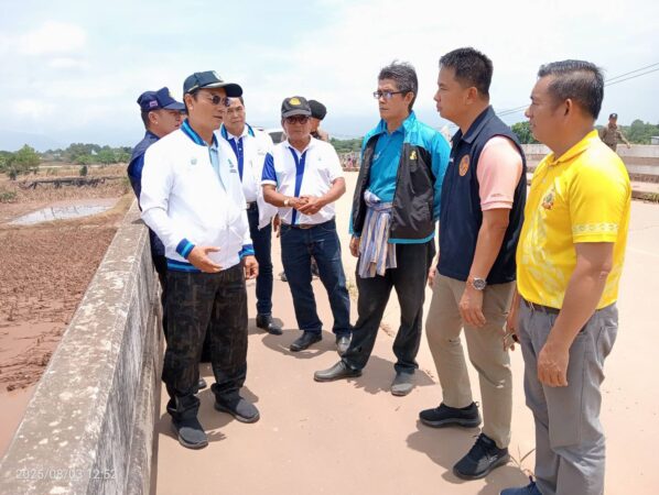 ผู้ช่วยรัฐมนตรีว่าการกระทรวงทรัพยากรธรรมชาติและสิ่งแวดล้อมมอบถุงน้ำใจให้ผู้ประสบภัยน้ำท่วมจังหวัดน่านจำนวน 900 ชุดเมื่อวันที่ 3 สิงหาคม2568 นายนราพัฒน์ แก้วทอง รองหัวหน้าพรรคประชาธิปัตย์ ผู้ช่วยรัฐมนตรีว่าการกระทรวงทรัพยาการธรรมชาติและสิ่งแวดล้อม ดร.เฉลิมชัย ศรีอ่อน รัฐมนตรีว่าการกระทรวงทรัพยากรธรรมชาติและสิ่งแวดล้อมและหัวหน้าพรรคประชาธิปัตย์พร้อมด้วยนายขรรค์ชัย แก้วเนตร นักธุรกิจส่งออกและคณะได้ลงพื้นที่จังหวัดน่าน มอบถุงน้ำใจจำนวน 900 ชุดโดยมีนายสว่าง เปรม ประสิทธิ์ นายกอบต.สะเนียน นายบุญยงค์ สดสอาด นายกสมาคมสื่อมวลชนจังหวัดน่าน ประธานอนุกรรมการกองทุนฟื้นฟูและพัฒนาเกษตรกรจังหวัดน่าน อดีต ผู้สมัคร ส.ส.น่าน เขต 1 นางจรวยพร อินสาคำ อดีต ผู้สมัคร ส.ส.น่าน เขต 2 นายเรืองเดช จอมเมือง สมาชิกสภาเกษตรกรจังหวัดน่าน อดีต ผู้สมัคร ส.ส.น่าน เขต 3(ผู้ประสานงานส.ส.สมบัติ) นายรัฐภูมิ ขันสลี สมาชิกพรรคประชาธิปัตย์ ผู้แทนเกษตรกร 17 จังหวัดภาคเหนือ ผู้บริหารและทีมงานในสังกัดกระทรวงทรัพยากรธรรมชาติและสิ่งแวดล้อม ร.ต.อ.สถิตย์ ศรีประสม นางสาวอรประภา พุฒิหมื่น กรรมการสมาคมสื่อมวลชนจังหวัดน่าน ร่วมมอบ โดยจุดที่ 1 มอบที่ศาลาเอนกประสงค์บ้านท่าวังผาจำนวน155 ชุด มีนายบดินทร์ จิณะไชย กำนันตำบลท่าวังผากล่าวต้อนรับ ผญบ.พร้อมด้วย สท.เทศบาลตำบลท่าวังผา ให้การต้อนรับ จุดที่ 2 มอบที่ องค์การบริหารส่วนตำบลเจดีย์ชัย โดยมีนายพิพัฒน์ เพชรพิพัฒน์ นายอำเภอปัว กล่าวต้อนรับ นายอิทธิฤทธิ์ ยะแสง กำนันตำบลเจดีย์ชัย นายสมศักดิ์ คำเขื่อน นายก อบต.เจดีชัย ผญบ.ผช.ผญบ.สอบต.พนักงานและลูกจ้างอบต.เจดีย์ชัย ให้การต้อนรับ จุดที่ 3 มอบที่ บ้านแสงดาว ตำบลฝายแก้ว อำเภอภูเพียง จำนวน 100 ชุดมีนางพวงแก้ว พรมมิ สอบจ.เขตอำเภอภูเพียง นายวรายุทธิ์ เขียวปัญญา กำนันตำบลฝายแก้ว นายกสมาคมกำนัน ผู้ใหย่บ้านจังหวัดน่าน กล่าวต้อนรับ มีผญบ.ผช.ผญบ.สอบต.ให้การต้อนรับ จุดที่ 4 มอบที่ศาลาวัดน้ำปั้ว ตำบลน้ำปั้ว อำเภอเวียงสา จำนวน 250 ชุด มีนายอดุลย์ ชนะภัย กำนันตำบลน้ำปั้วกล่าวต้อนรับ ผู้นำท้องที่ท้องถิ่นร่วมกันให้การต้อนรับ ถุงน้ำใจบางส่วนที่เหลือก็ให้อดีตผู้สมัคร ส.ส.นำไปมอบต่อให้ผู้ประสบภัยน้ำท่วมต่อไป ด้านนายนราพัฒน์ แก้วทอง รองหัวหน้าพรรคประชาธิปัตย์กล่าวว่าตนได้เป็นผู้แทน ดร.เฉลิมชัย ศรีอ่อน ประธานมูลนิธิ มรว.เสนีย์ ปราโมทย์ หัวหน้าพรรคประชาธิปัตย์ นำถุงน้ำใจมามอบให้พี่น้องชาวน่านที่ประสบอุทกภัย ถึงแม้ของที่มามอบในวันนี้จะไม่มีค่ามากมายอะไรมากนัก แต่ก็มากด้วยน้ำใจและพร้อมกันนั้นได้นำความปราถนาดี ของ ดร.เฉลิม ชัย ศรีอ่อน ที่เป็นห่วงเป็นใยมายังพี่น้องประชาชนที่ประสบอุทกภัยทุกท่านด้วย ที่ผ่านมากระทรวงทรัพยากรธรรมชาติและสิ่งแวดล้อมได้มอบให้เจ้าหน้าที่ที่เกี่ยวข้องได้ระดมรถน้ำทั้งในจังหวัดและเขตภาคเหนือ นำรถบรรทุกน้ำมาล้างทำความบ้านเรือนพี่น้องประชน สำนักงานส่วนราชการต่างๆอีกทั้งได้มอบน้ำดื่มให้กับผู้ประสบภัยอีกด้วย นายนราพัฒน์ แก้วทองกล่าว ด้านอดีต ผู้สมัคร ส.ส.น่านทั้งสมามเขต ขอกราบขอบพระคุณท่านดร.เฉลิม ชัย ศรีอ่อน หัวหน้าพรรคประชาธิปัตย์ รัฐมนตรีว่าการกระทรวงทรัพยากรธรรมชาติและสิ่งแวดล้อม ท่านนราพัฒน์ แก้วทอง รองหัวหนาพรรค นายสมบัติ ยะศิลป์ รองหัวหน้าพรรคภาคเหนือ ส.ส.จังหวัดแม่ฮ่องสอน (ผู้ประสานงาน)นายขรรค์ชัย แก้วเนตร นักธุรกิจส่งออกและคณะที่นำขนมมามอบให้ผู้ประสบภัยน้ำท่วมในครั้งนี้เป็นอย่างยิ่งครับ/ภาพ ร.ต.อ.สถิตย์ ศรีประสม /ข่าวบุญยงค์ สดสอาด นายกสมาคมสื่อมวลชนจังหวัดน่าน