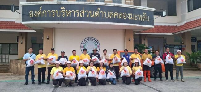 คนศรีนคร ไม่ทิ้งกัน ! นายก อบต.คลองมะพลับ ขอบคุณ ทุกภาคส่วน ที่นำข้าวสารอาหารแห้งและสิ่งของ มอบช่วยเหลือผู้ประสบอุทกภัย และทีมกู้ภัยภาพข่าวศรีนคร ที่ช่วยขนย้ายผู้ป่วยฯ...นายอินเจน การชะนะ นายกองค์การบริหารส่วนตำบลคลองมะพลับ ขอขอบคุณผู้ที่ให้ความช่วยเหลือนำข้าวสารอาหารแห้งเพื่อประกอบอาหารและ มูลนิธิต่างๆกู้ภัยภาพข่าวศรีนครที่ช่วยขนย้ายผู้สูงอายุประชาชนออกจากพื้นที่น้ำท่วมมาศูนย์พักพิงผู้ประสบภัย...ทั้งสองศูนย์ขอบคุณ.อปท.ทุกแห่ง จากใจ องค์การบริหารส่วนตำบลคลองพลับ