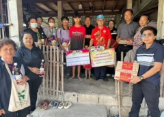 ก้อง สามล้อปันสุขสุโขทัย พร้อมส่วนราชการฯ นำสิ่งของมอบ กลุ่มเปราะบาง