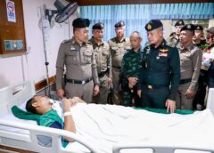 “เราจะไม่ทิ้งกัน” แม่ทัพภาคที่ 4 ลงพื้นที่ให้กำลังใจดาบตำรวจ พร้อมลูกสาวผู้บาดเจ็บ จากเหตุความรุนแรงปัตตานี สะเทือนใจครอบครัวสูญเสียแม่ลูกอ่อน
