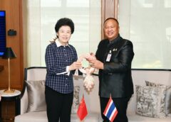 ประธานวุฒิสภา มอบหมายให้ รองเกรียงไกรฯ ผู้ต้อนรับเกียรติยศ เป็นเจ้าภาพเลี้ยงอาหารกลางวันรับรองเพื่อเป็นเกียรติอำลารองประธานสภาที่ปรึกษาทางการเมืองแห่งชาติ สาธารณรัฐประชาชนจีน และคณะ