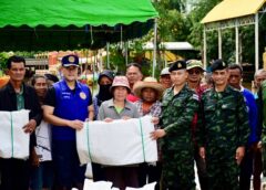 พิษณุโลก ศบภ.มทบ.39 ลุยน้ำเนินกุ่ม! ระดมกำลังเสริมคันกั้นน้ำ ช่วยชาวบางกระทุ่มฝ่าวิกฤตน้ำหลาก