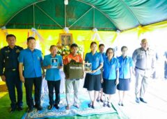 รองผู้ว่าราชการจังหวัดสุโขทัย เชิญสิ่งของในการดำรงชีพเบื้องต้นของมูลนิธิราชประชานุเคราะห์ ในพระบรมราชูปถัมภ์ มอบแก่ผู้ประสบอัคคีภัย ในพื้นที่ตำบลบ้านใหม่สุขเกษม อำเภอกงไกรลาศ จังหวัดสุโขทัย
