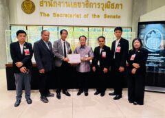 ดร.กมล รอดคล้าย ประธาน กมธ.การศึกษา วุฒิสภา รับหนังสือจาก ส.ค.ท. ยื่น 5 เจตนารมณ์ดันบอร์ดคุรุสภามาจากเลือกตั้งตรง-ครูนั่งไม่น้อยกว่าครึ่ง หวังยกระดับคุณภาพการศึกษาไทยอย่างยั่งยืน