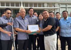 ชุมชนจะนะต้นแบบ 16000 คน ยื่นหนังสือสนับสนุนนิคมอุตสาหกรรมจะนะ แบบมีเงื่อนไขต่อ รองนายกรัฐมนตรีและรัฐมนตรีกระทรวงคมนาคม ในการประชัม ครม.สัญจรที่ หาดใหญ่