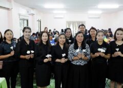 นายก อบต คลองมะพลับ อำเภอศรีนคร จังหวัดสุโขทัย นำจิตอาสา 70 คน ประดิษฐ์ดอกไม้จันทน์ เนื่องในงานพระราชพิธีถวายพระเพลิง พระบรมศพ สมเด็จพระนางเจ้าสิริกิติ์ พระบรมราชินีนาถ…