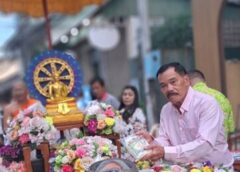 นายมนัส ทวี ผู้ทรงคุณวุฒิ อบจ.ตาก ร่วมสืบสานประเพณีทำบุญใส่บาตรเ ทโว ประจำปี 2569 ในถนนอินทรคีรี ของเทศบาลนครแม่สอด จังหวัดตาก